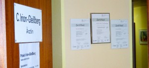 Offene Tür und Flur der Praxis